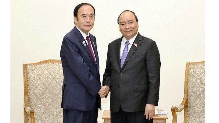 Le PM Nguyên Xuân Phuc (à droite) et le gouverneur de la préfecture de Saitama au Japon, Kiyoshi Ueda. Photo : VNA.