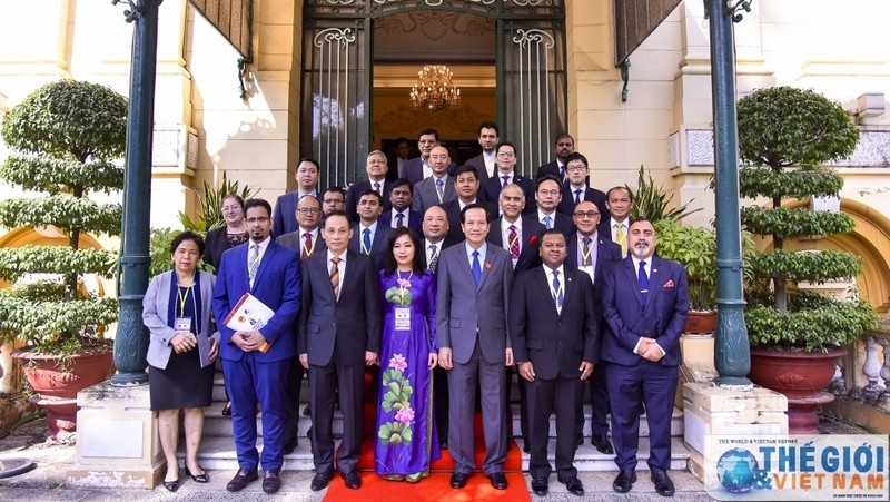 Photo de famille des participants à la 46e réunion du Comité consultatif du Plan de Colombo, le 30 octobre à Hanoï. Photo: BQT.