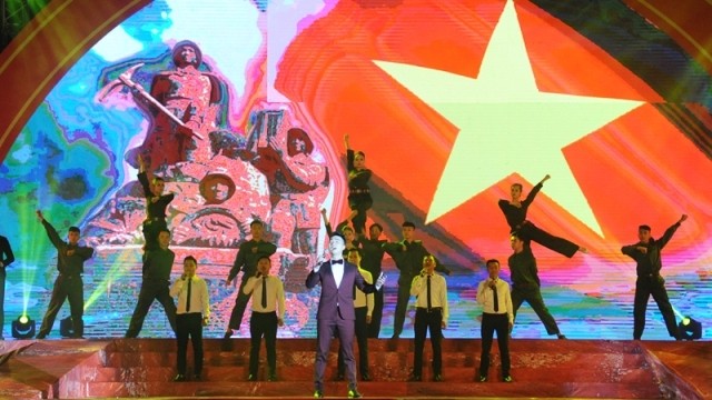Un spectacle artistique lors de la célébration du 50e anniversaire de la victoire de Truông Bôn, 1er novembre dans la province de Nghê An (au Centre).