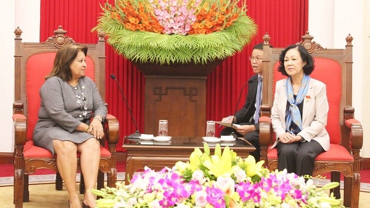 La présidente de la Commission de la sensibilisation auprès des masses du CC du PCV, Truong Thi Mai (à droite), et la secrétaire générale de l’Association des femmes de Cuba, Teresa Maria Amarelle Boue, le 1er novembre à Hanoi. Photo : phunuvietnam.