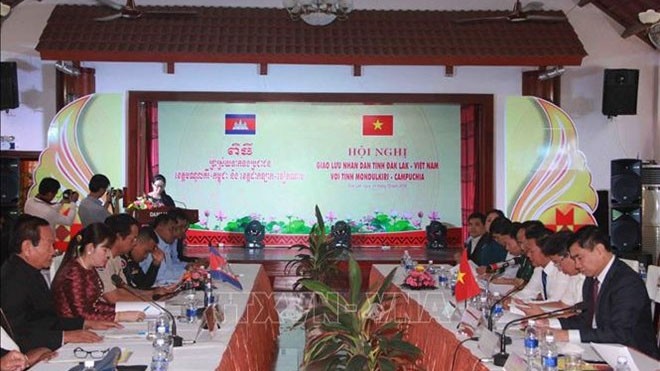 Conférence sur les échanges entre des habitants des provinces de Dak Lak et de Mondulkiri. Photo : VNA 