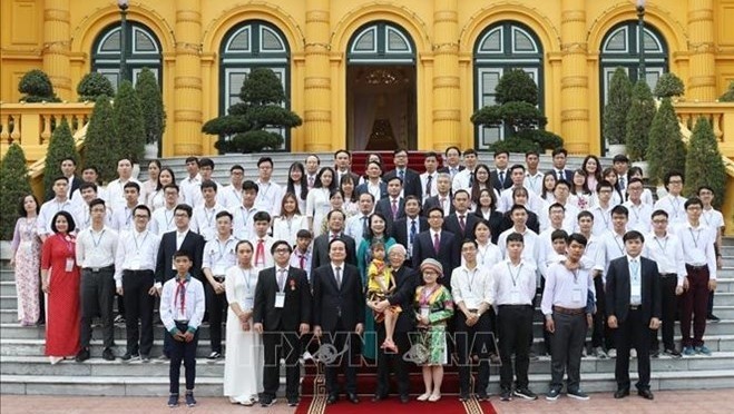 Le Secrétaire général du PCV et Président vietnamien Nguyên Phu Trong pose avec les meilleurs étudiants et élèves de l’année scolaire 2017-2018, le 3 novembre à Hanoi. Photo : VNA.
