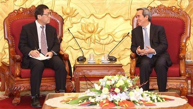 Nguyen Van Binh, président de la Commission économique du Comité central du Parti communiste du Vietnam (droite), et le professeur japonais Kenichi Ohno. Photo: VNA 