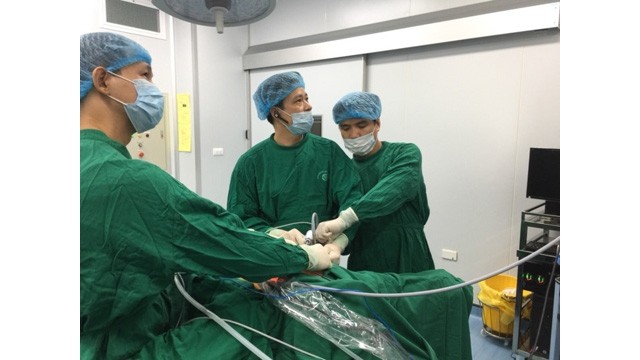 Les médecins réalisent la technique de la thyroïdectomie endoscopique avec un trou. Photo : VOV