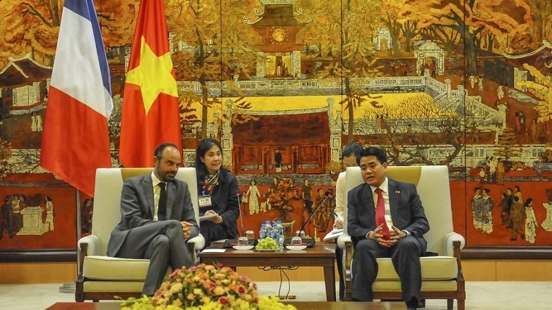 Le président du Comité populaire de Hanoi, Nguyên Duc Chung (à droite), et le PM français, Édouard Philippe, le 3 novembre à Hanoi. Photo : HNM.