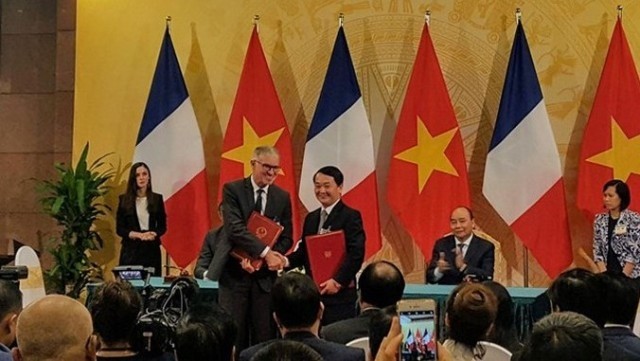 Signature de la coopération entre le Front de la Patrie du Vietnam et le Conseil économique, social et environnemental de la France, le 2 novembre à Hanoi. Photo : daidoanket.vn.
