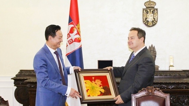 L’ambassadeur vietnamien Trân Thành Công (à gauche) et le premier Vice-Premier ministre et ministre serbe des Affaires étrangères, Ivica Dacic. Photo: TGVN.