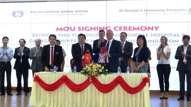 Lors de la cérémonie de la signature du protocole d’accord entre l’hôpital général provincial de Phu Tho et le St George's Hospital London. Photo: NDEL