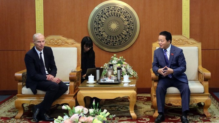 Le ministre vietnamien des Ressources naturelles et de l’Environnement, Trân Hông Hà (à droite), et l’envoyé spécial du Royaume des Pays-Bas pour les affaires internationales liées à l'eau, Henk Ovink, 