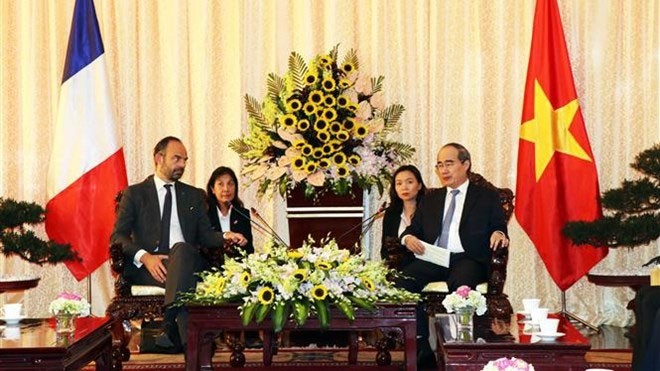 Le secrétaire du Comité municipal du Parti de Hô Chi Minh-Ville, Nguyên Thiên Nhân (droite), et le Premier ministre français Édouard Philippe. Photo : VNA