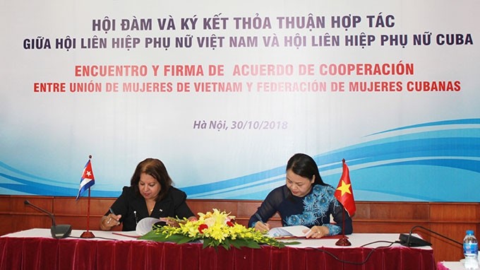 Nguyên Thi Thu Hà (à gauche), présidente de l’Union des Femmes du Vietnam, et Teresa Maria Amarelle Boue, secrétaire générale de la FMC, signent l’accord de coopération pour la période 2018-2022. Photo : phunuvietnam.vn