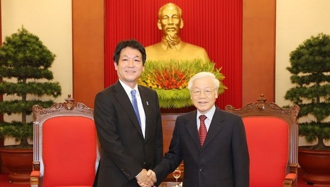 Le SG du PCV et Président vietnamien Nguyên Phu Trong (à droite) et Sonoura Kentaro, envoyé spécial du PM japonais Shinzo Abe. Photo : VNA.