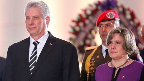 Le Président du Conseil d'État et du Conseil des ministres de Cuba, Miguel Mario Diaz Canel Bermudez, et son épouse. Photo : El Nuevo Herald.