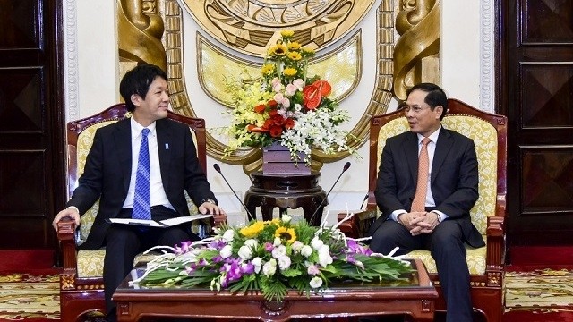 Le vice-ministre vietnamien des AE, Bùi Thanh Son (à droite), et l'envoyé spécial et conseiller à la sécurité du Premier ministre japonais, Kentaro Sonoura. Photo: TGVN.