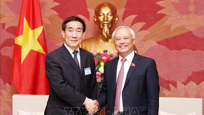 Le Vice-Président de l’AN du Vietnam Uông Chu Luu (à droite) et le président de la Commission de la Constitution et des lois de l'ANP, Li Fei. Photo: VNA.