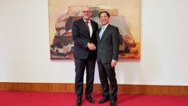 Le vice-ministre vietnamien Bùi Thanh Son (à droite) et le secrétaire d’État allemand Andreas Michaelis. Photo : VNA.