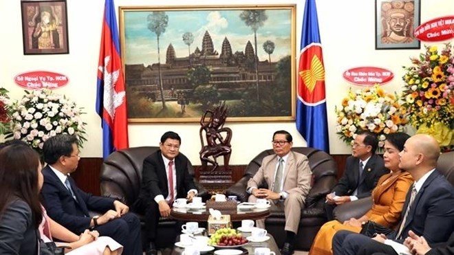 Le vice-président du Comité populaire de HCM-Ville, Huynh Cach Mang (à gauche) rend visite au Consulat général du Cambodge à HCM-Ville, le 5 novembre. Photo : VNA.