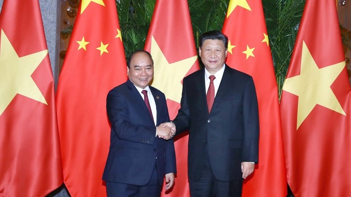 Le Premier ministre Nguyên Xuân Phuc (gauche) et le Secrétaire général du Parti communiste chinois (PCC) et Président chinois, Xi Jinping. Photo : VGP