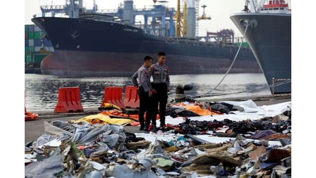 Des effets personnels des passagers du vol de Lion Air retrouvés dans l’eau, et exposés au port de Tanjung Priok à Djakarta. Photo : Reuters