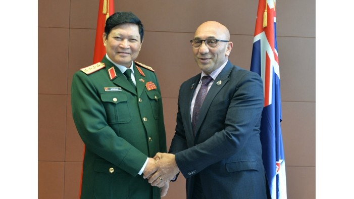 Le ministre de la Défense, le général Ngô Xuân Lich (à gauche), et son homologue néo-zélandais Ron Mark. Photo : bienphong