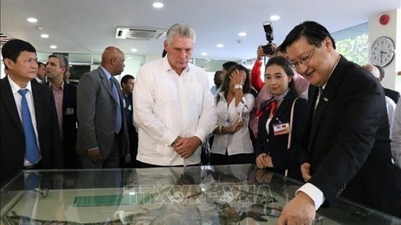 Le Président du Conseil d'État et du Conseil des ministres de Cuba, Miguel Díaz-Canel Bermúdez, se renseigne sur le modèle de technopole de Hô CHi Minh-Ville. Photo: VNA.