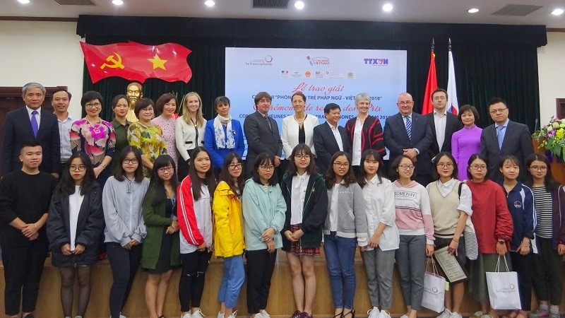 Photo de famille des invités et des candidats du concours " Jeunes Reporters Francophones - Vietnam 2018 ". Photo : DH/NDEL.