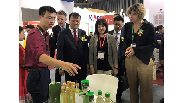 Le vice-ministre du Commerce et de l’Industrie, Dô Thang Hai visite des stands à la Vietnam Foodexpo 2018. Photo : VGP