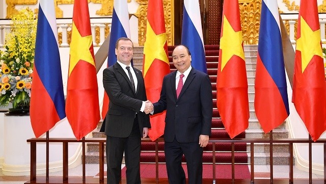 Le PM vietnamien Nguyên Xuân Phuc (à droite) et son homologue russe Dmitry Medvedev, le 19 novembre à Hanoi. Photo : VGP.