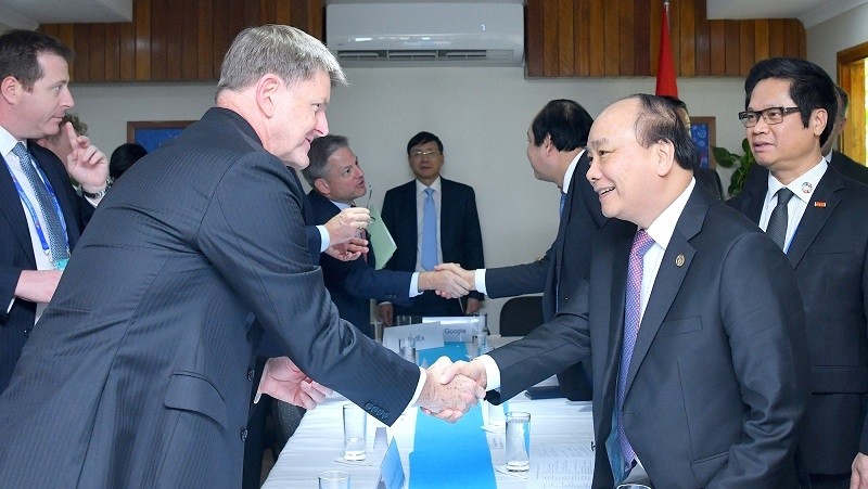 Le PM Nguyên Xuân Phuc (à droite) rencontre des entreprises américaines, en marge du Sommet de l'APEC 2018. Photo : VGP. 