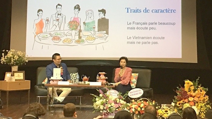 Mme Eva Nguyên Binh (à droite) lors de la rencontre avec l'auteur. Photo: DH/NDEL.