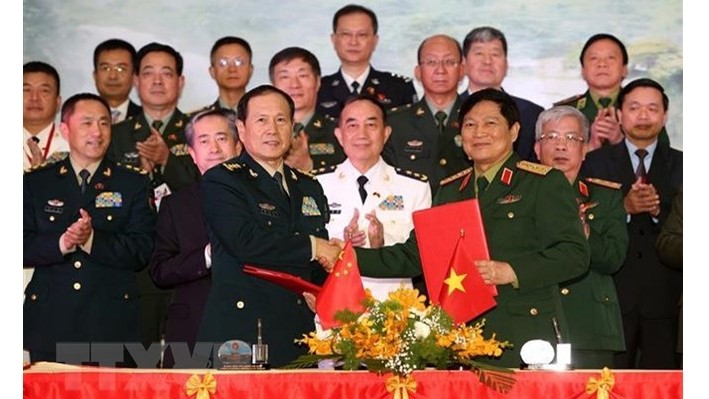 Le ministre vietnamien de la Défense Ngô Xuân Lich et son homologue chinois Wei Fenghe ont signé un procès-verbal sur le 5e échange d'amitié de la défense frontalière Vietnam-Chine. Photo : VNA  