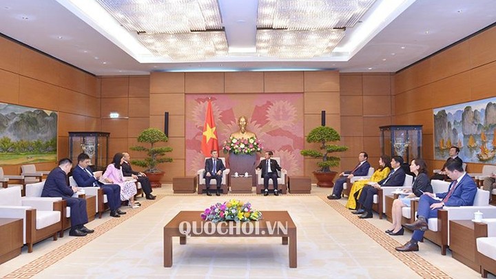  Le vice-Président de l’AN du Vietnam, Dô Ba Ty reçoit K.B. Zhumasev, secrétaire du Comité central du Parti Nur Otan. Photot : quochoi.vn
