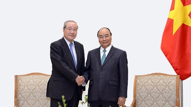  Le Premier ministre Nguyên Xuân Phuc (à droite) et Koichi Miyata, président du SMFG et de la SMBC. Photo : NDEL