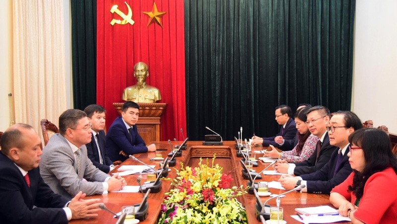 Séance de travail entre le secrétaire du Comité du PCV pour la ville de Hanoi, Hoàng Trung Hai, et la délégation du Parti Nur Otan du Kazakhstan. Photo: CPV.