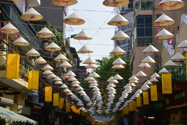 La rue de Dào Duy Tu (dans le vieux quartier de la ville de Hanoi) est décorée de milliers de chapeaux coniques et des lanternes. Photo : http://www.phapluatplus.vn