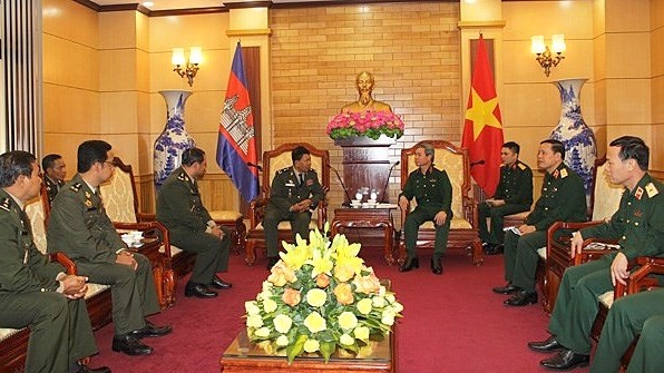 Le général de division Dô Can (à droite) et le général de division Bin Rathmoni, le 27 novembre à Hanoi. Photo : VNA.