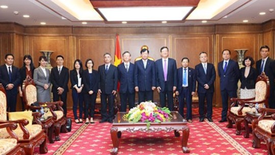 Une vue générale de la rencontre entre Trân Công Phan, vice-président du Parquet populaire suprême du Vietnam, et Zhu Lin, conseiller administratif et juridique de la Région administrative spéciale de Macao. Photo : baovephapluat.vn
