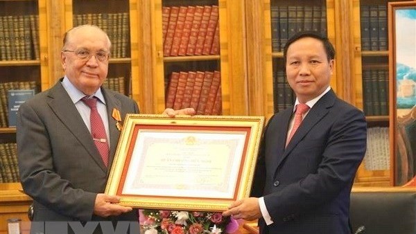 L’Ambassadeur du Vietnam en Russie Ngô Duc Manh (à droite) et le recteur de MGU Victor Antonovich Sadovnichy. Photo: VNA.