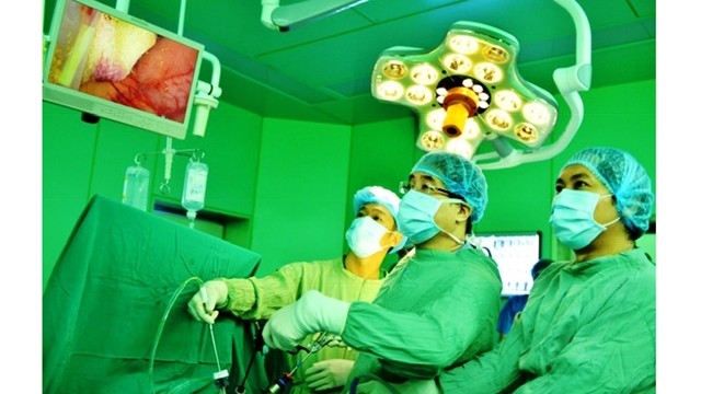 Des experts du Centre de Formation en chirurgie laparoscopique de centre médical de l’Université de médecine et de pharmacie de Hô Chi Minh-Ville réalisent une laparoscopie. Photo : NDEL. 