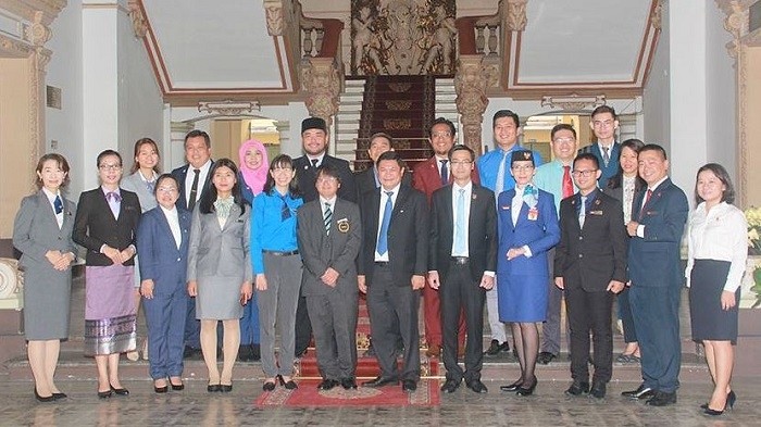 Les responsables de HCM-Ville et les représentants des 11 pays participant à la 45e programme du SSEAYP. Photo: tienphong.vn. 