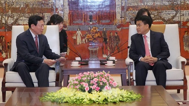 Le président du comité populaire de Hanoi, Nguyên Duc Chung, (droite) et le président du groupe sud-coréen Lotte, Shin Dong-bin. Photo : VNA