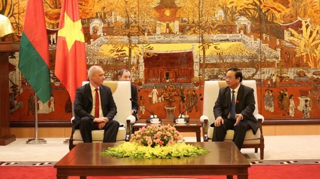 Le vice-président du Comité populaire de Hanoi Nguyên Thê Hùng (à droite) et  le vice-ministre biélorusse des Affaires étrangères, Andrei Dapkumas. Photo : hanoimoi