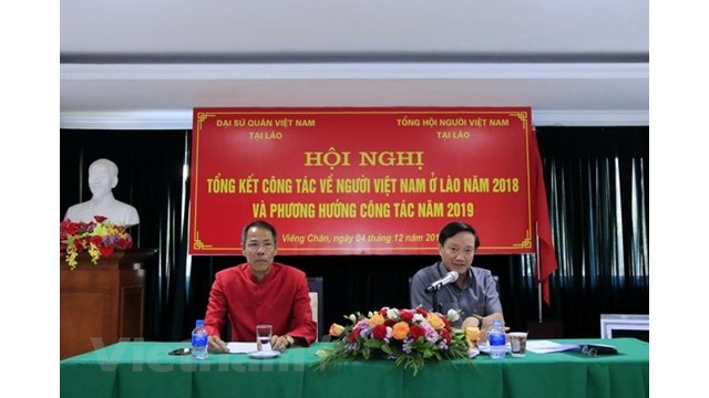 L'ambassadeur du Vietnam au Laos Nguyen Ba Hung (droite) et le chef de l'Association générale des Vietnamiens au Laos Nguyen Duy Trung président la conférence. Photo: VNA