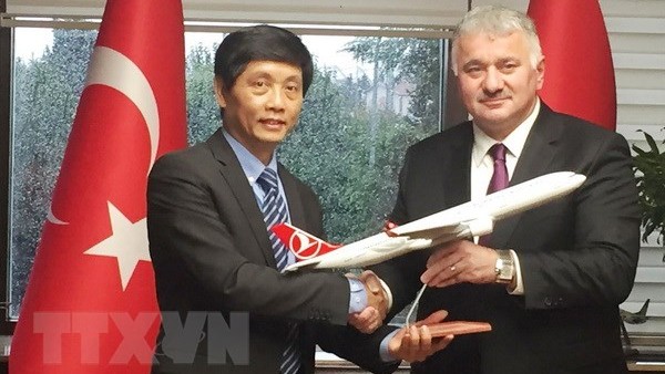 L’ambassadeur vietnamien en Turquie Trân Quang Tuyên et le directeur de Turkish Airlines, Bilal Eksi. Photo : VNA