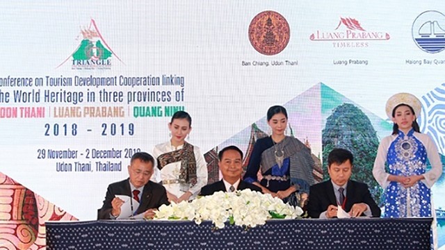Les représentants des trois provinces signent le programme de coopération pour le développement du tourisme. Photo : quangninh.gov