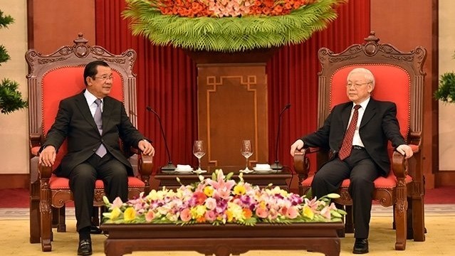 Le Secrétaire général du PCV et Président vietnamien, Nguyên Phu Trong (à droite), et le PM cambodgien Hun Sen, le 7 décembre à Hanoi. Photo : NDEL.