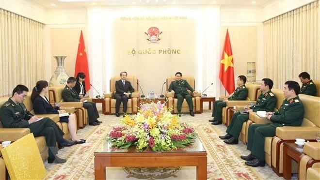 Rencontre entre le ministre vietnamien de la Défense, Ngô Xuân Lich, et l’ambassadeur chinois au Vietnam, Xiong Bo, le 6 décembre à Hanoi. Photo: QDND.