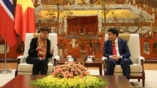 Le président du Comité populaire de Hanoi, Nguyên Duc Chung (à droite) et l’ambassadrice norvégienne au Vietnam, Grete Lochen. Photo : hanoimoi.com.vn.