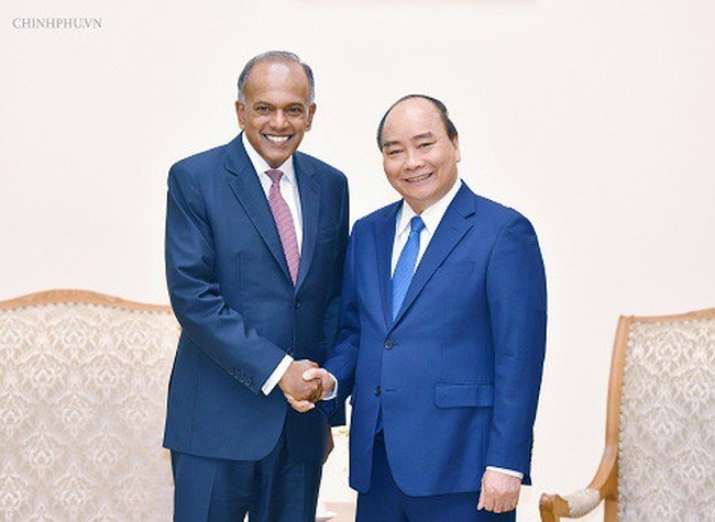 Le PM vietnamien Nguyên Xuân Phuc et le ministre singapourien de l’Intérieur et de la Loi Shanmugam. Photo : VGP.