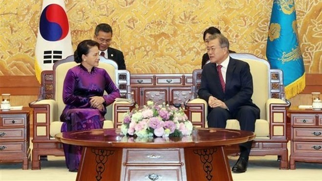 Rencontre entre la Présidente de l’AN vietnamienne Nguyên Thi Kim Ngân (à gauche) et le Président sud-coréen Moon Hee-sang, le 6 décembre à Séoul. Photo: VNA. 